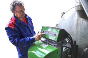 Installatore durante la fase di collaudo e installazione del bruciatore